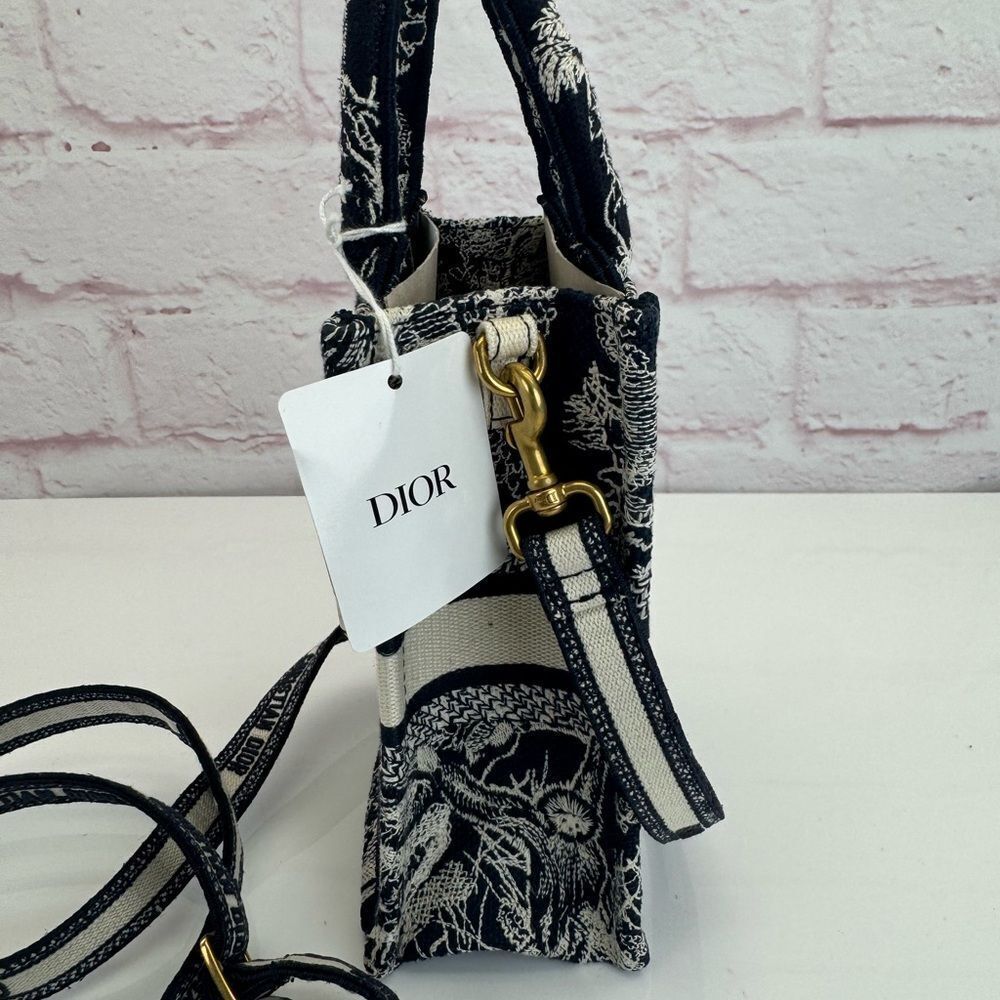 Christian Dior NWT Dior Reverse Toile de Jouy Embroidery Handbag White Navy blue - Picture 4 of 12